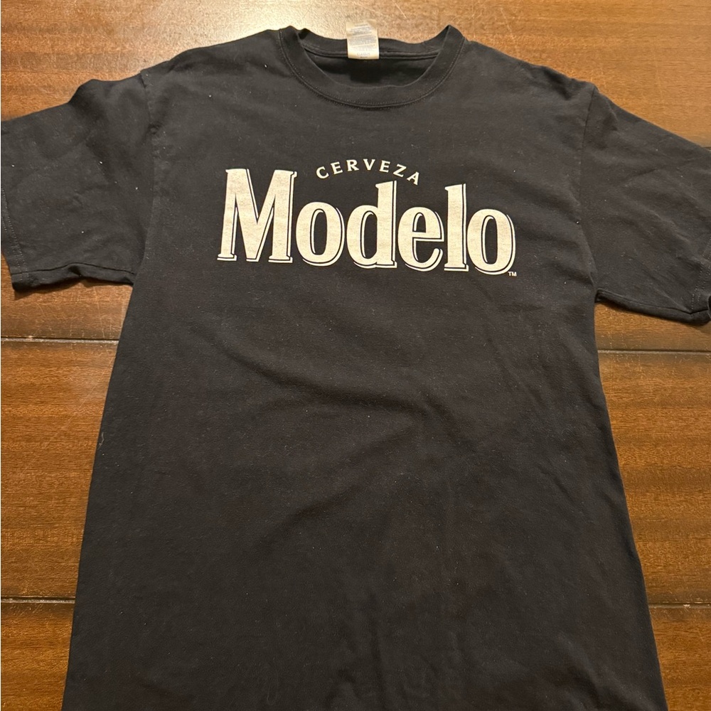 Modelo Black Graphic Tee